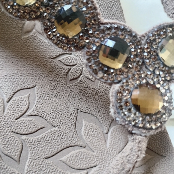 Luxe Foam Wedges - Picture 7 of 11